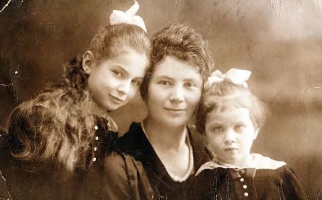 Gertrude Mechner mit ihrer Mutter und ihrer Schwester Anna