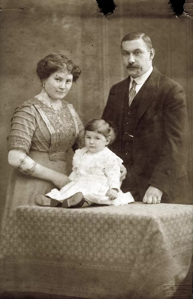 Leontine und Berthold Samek mit ihrer Tochter Anna