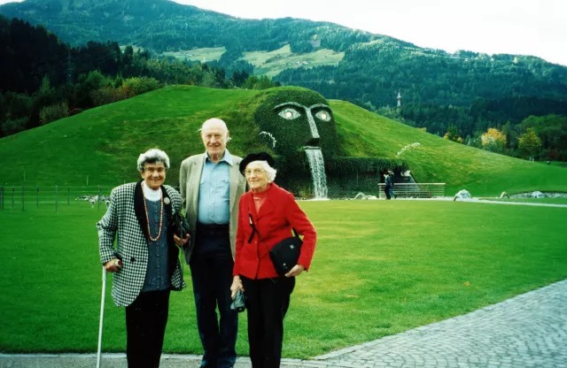 Gertrude Mechner mit ihrem Bruder Michael Samek und ihrer Cousine Inge Brüll in Wattens
