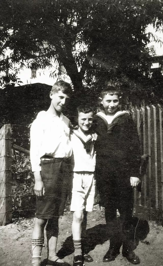 Herbert Lewin mit seinem Bruder Werner und seinem Milchbruder Hans in Osterode