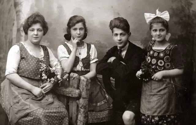 Die Geschwister Grete, Hilda, Hans und Ella Schwarz