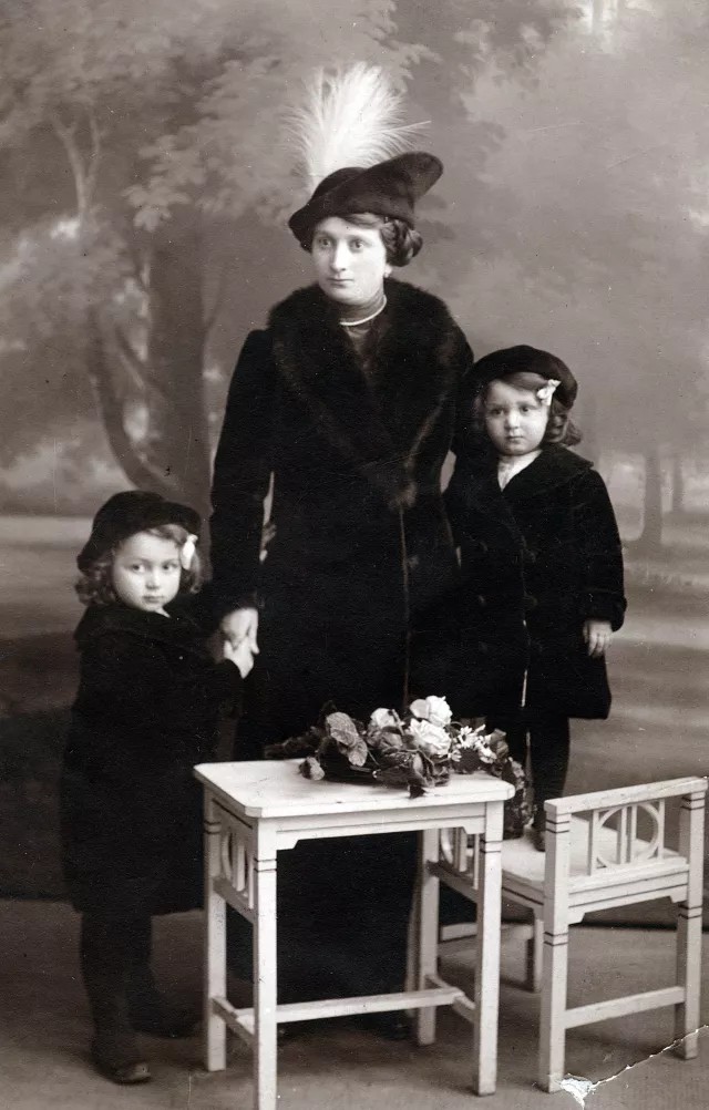 Charlotte Pick mit ihren Töchtern Luzie und Edith