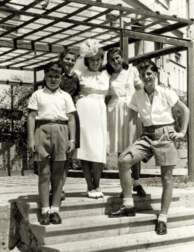 Kitty Schrott mit Renee Tauber, Inge Hauser, Heinz und Herbert Kohn zur Hochzeit einer Cousine in Tel Aviv