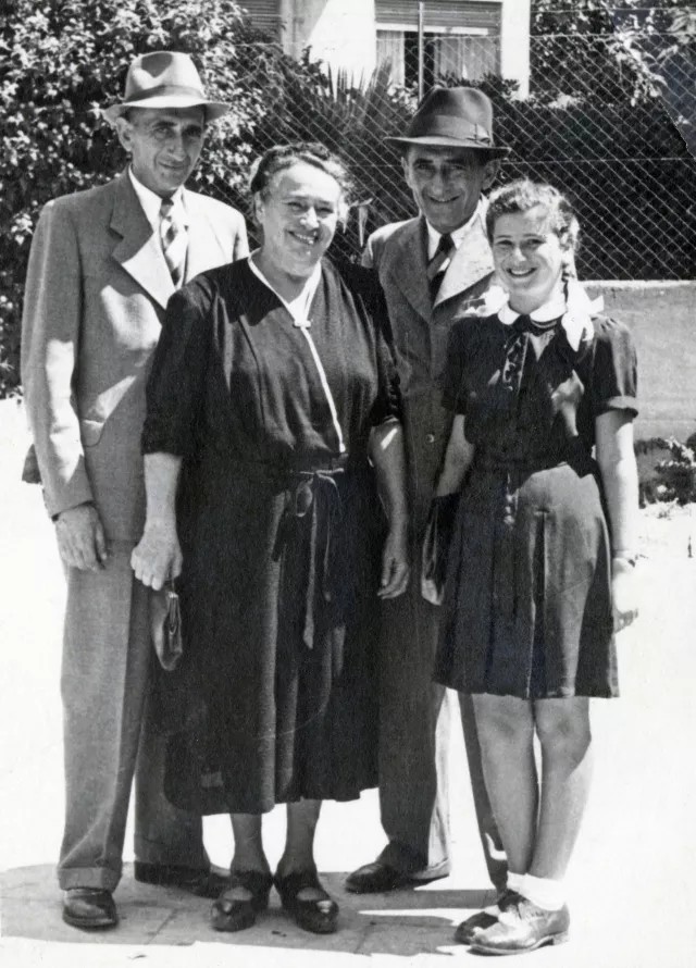Kitty Schrott mit ihrer Großmutter Gisela Drill, ihrem Vater Karl und Onkel Ernst Drill in Tel Aviv