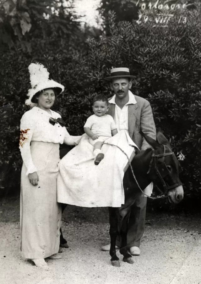 Vilma und Albert Smolka mit ihrem Sohn Peter im Sommerurlaub in Italien