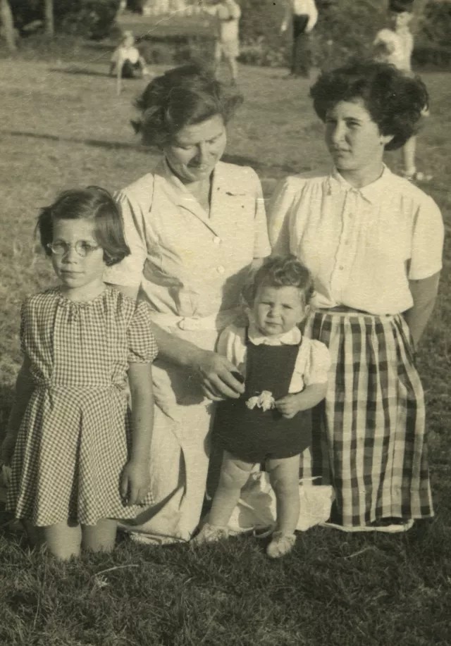 Fanny Tohar mit ihren Töchtern
