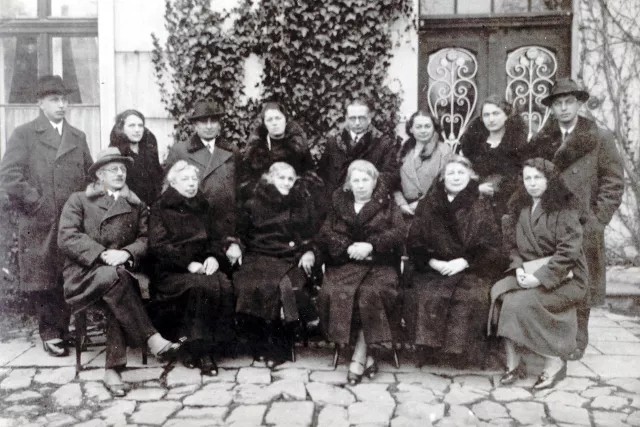Irma Fingerova and her relatives