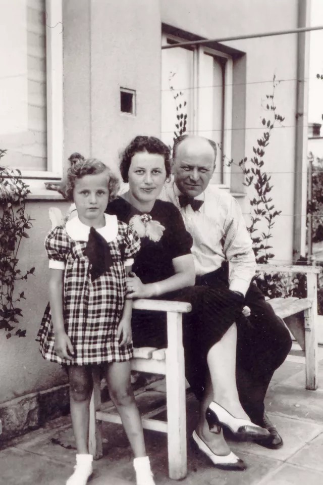 Eva Duskova with her parents Marketa Freyova and Viktor Frey