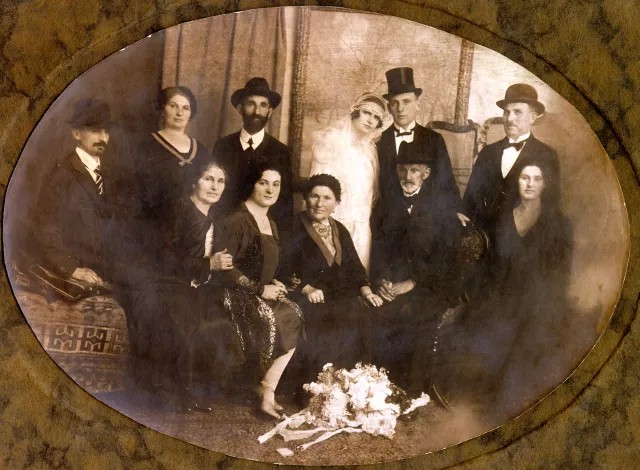 Grün Béla és Irén esküvõi képe a közvetlen családtagokkal