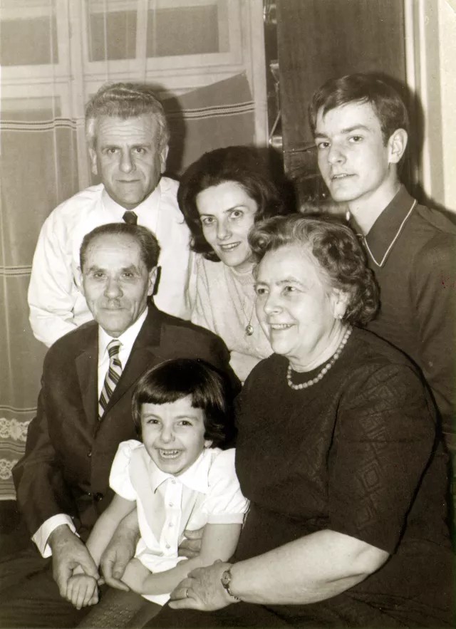 Grün László feleségével és felesége szüleivel