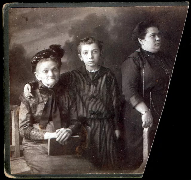 Klara Karpati's grandmother Borbala Neu and mother Karolina Grunberg with a relative