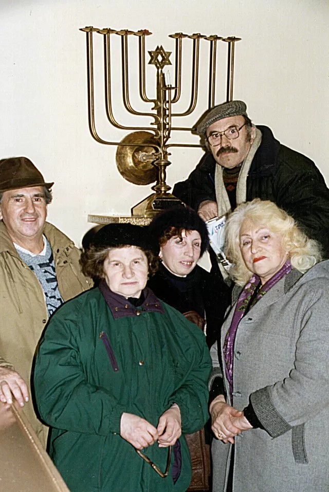 Itsik Margolis with his wife Libe Leya Margolis and their relatives in  the synagogue of Riga