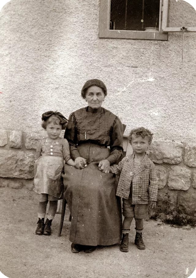 Sofie Friedmann mit ihren Enkeln Eduard Schischa und Erika Sidon