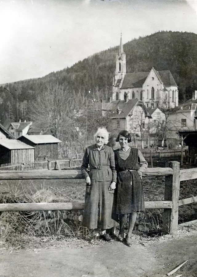 Lilli Tauber's grandmother, Sofie Friedmann, and her aunt, Berta Guenser, in Prein