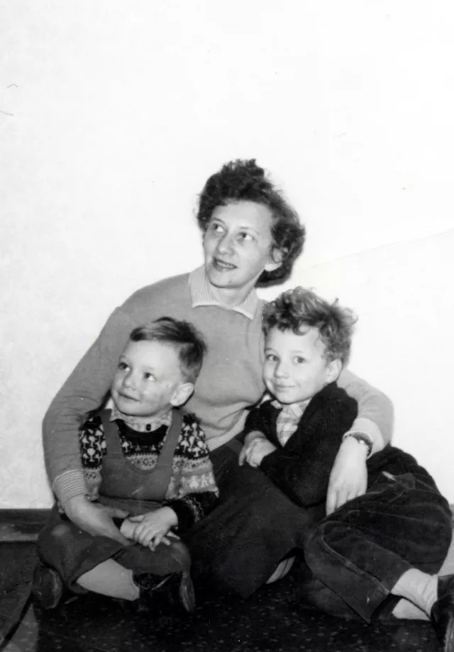 Lilli Tauber mit ihren Söhnen Wilhelm und Heinz Tauber