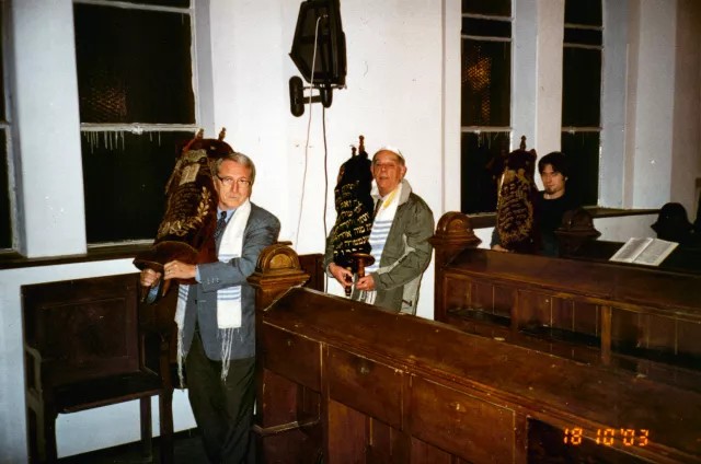 Stefan Guth in the synagogue on Simchat Torah