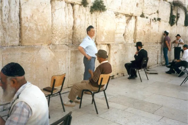 Feldmár Sándor a jeruzsálemi Siratófalnál