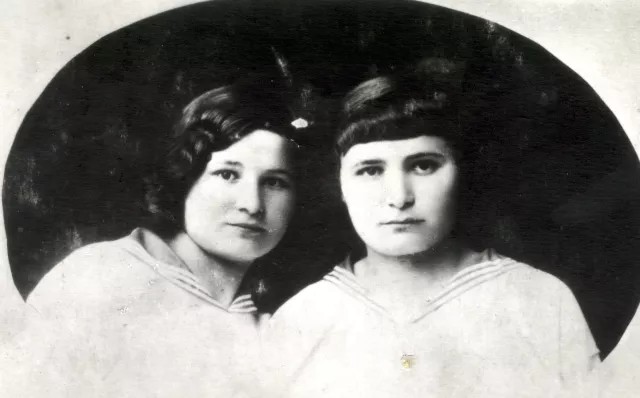 Evgenia Ershova's mother Sonia Gutianskaya  
and her mother's sister Hontsia Trahtenberg