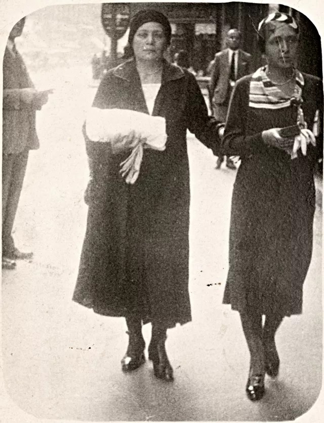Hedvig Endrei with her mother on the Budapest promenade