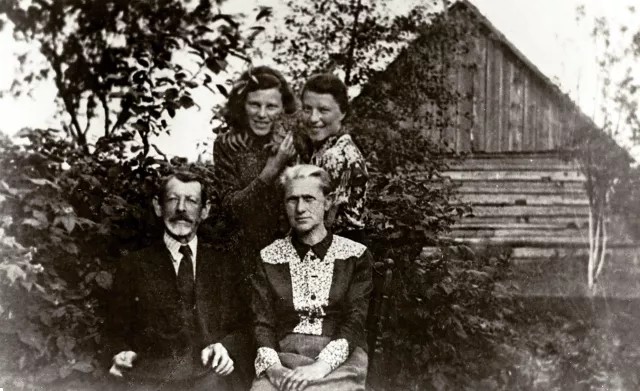 Salomea Gemrot with her parents and sister