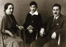 Anton Fischer mit seinen Eltern Lipot und Rene Fischer