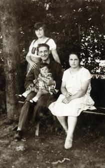 Erika Rosenkranz mit ihren Eltern Alfred und Hedwig Sara und einem Kindermädchen
