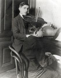 Erwin Weiss und sein Bruder Karl beim musizieren