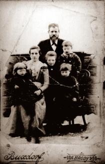 Schlomo und Pesie Feder mit vier ihrer Kindern in Galizien