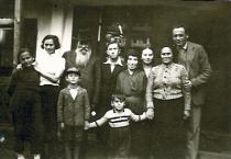 Friedrich Seligers Großvater Moische Jehuda Seliger im Kreise seiner Familie bei einem Besuch seiner Tochter Rifka Dank und ihres Mannes Schlomo aus Palästina