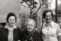 Franziska Smolka mit ihrer Großmutter Regine Bendiner und ihrer Tante Grete Singer zu Besuch in Bratislava bei Verwandten