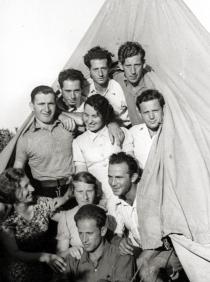 Herbert Lewin mit den anderen Hechalutzim im Kibbuz Magdiel