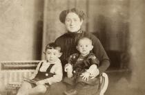 Die Mutter von Herbert Lewin mit ihren zwei Söhnen Herbert und Werner