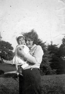 Ella Weizs mit Elisabeth, der jüngsten Tochter ihrer Schwester Frieda Reiss