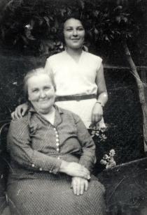 Großmutter Fried mit ihrer Tochter Klara Löwy [geb. Fried] in Csenyete