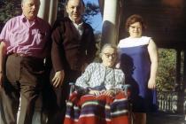 Johanna Tausig mit ihrer Mutter Rosa Pick, ihrem Bruder Walter Pick und ihrem Cousin Emanuel Medak