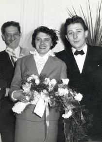Prof. Kurt Rosenkranz während der Hochzeit mit seiner Frau Erika Rosenkranz und ihrem Vater Alfred Roth
