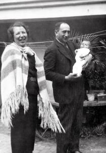 Kitty Schrott als Baby mit ihrer Mutter und ihrem Onkel Ernst Drill