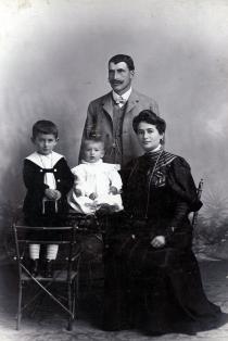 Sigmund und Gisela Drill mit ihren Söhnen Karl und Ernst