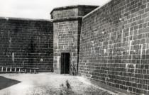 Die Mauer, die auf Mauritius das Männer-vom Frauenlager trennte