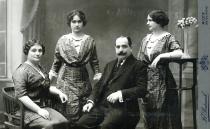 Hermann und Anna Drill mit ihren Töchtern Grete und Ida