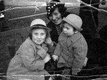 Rosa Rosenstein with her daughters Bessy Aharoni and Lilly Drill in Berlin