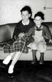 Dalia Smolka mit Gideon, dem jüngsten Sohn ihrer Tante Blanka Horowitz