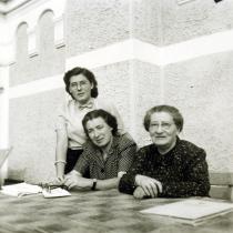 Susanne Zahradnik mit ihrer Mutter Katharina Adler und Großmutter Hermine Levray
