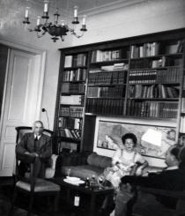 Lotty und Peter Smolka und der Großvater  Albert Smolka in ihrer Wohnung in Lainz