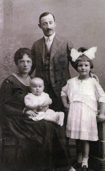 Max und Berta Jäckel mit ihren Kindern Lotty und Anita
