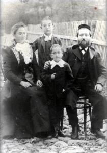Abraham Jekel, seine Frau Jente und die beiden Söhne Salomon und Mendel
