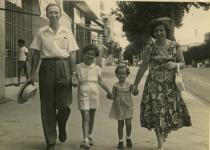Miriam und David Anavi mit ihren Töchtern Chava und Ilana