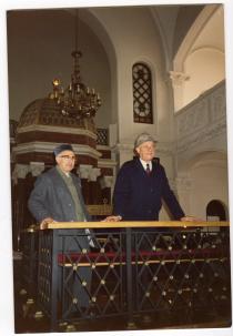 Hillel Kempler in einer Synagoge in Polen