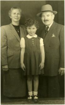 David und Liebe Kempler mit ihrer Enkeltochter Chava