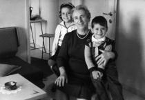 Golda Luster und ihre Enkelkinder Nava und Moshe